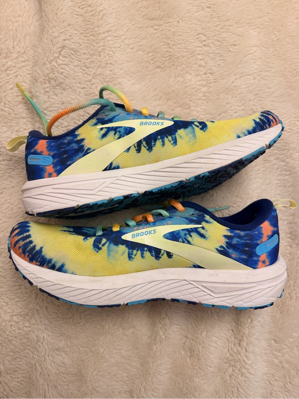 Brooks Men’s 8.5 Tie-Dye Sneakers in Yellow & Blue
